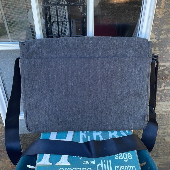 Incase Computer/Laptop Bag. - Picture 2 of 10